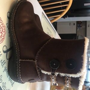 Cute UGGS with decorative stitching, side buttons.